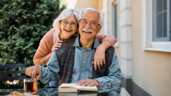 © Drazen - stock.adobe.com Symbolfoto: zwei ältere Menschen umarmen sich